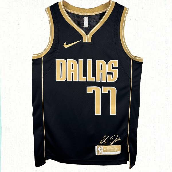 Баскетбольная майка NBA Даллас Маверикс № 77 Лука Дончич черная Golden Edition 2024 SWINGMAN фото 1 &mdash; NBAform.ru